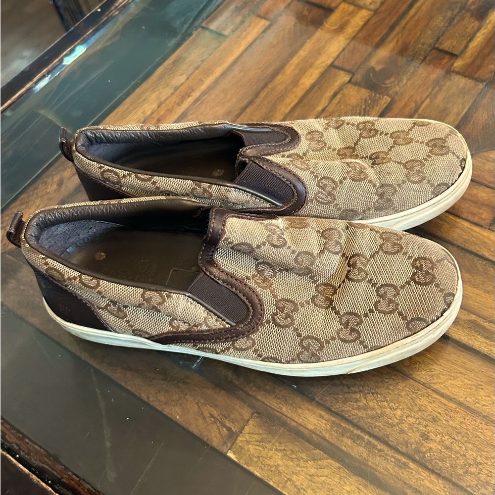 Kid sz 32 Gucci slip on